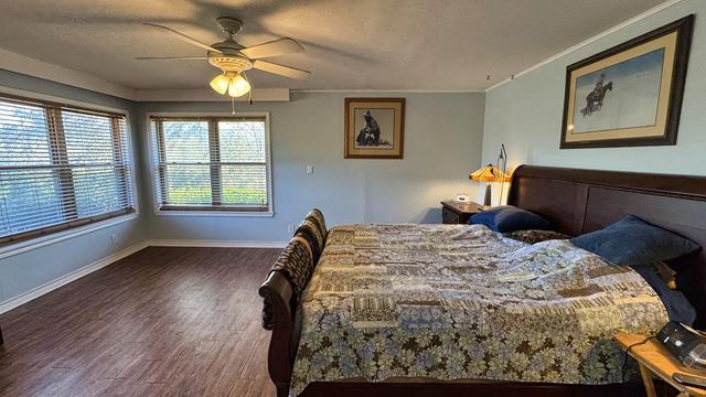 405 E Oak Wood Rd, Kerrville, TX 78028