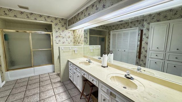 405 E Oak Wood Rd, Kerrville, TX 78028