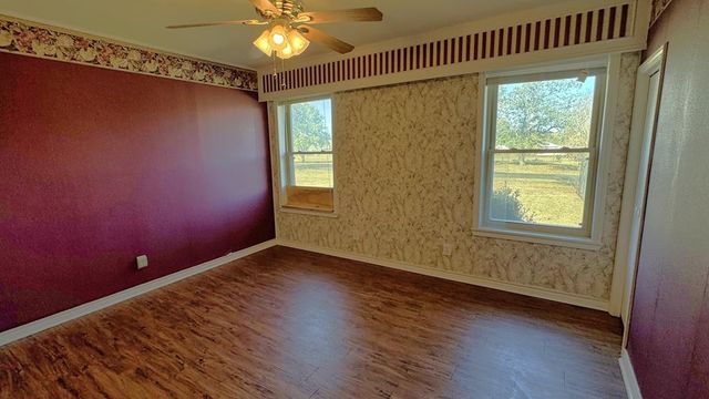 405 E Oak Wood Rd, Kerrville, TX 78028