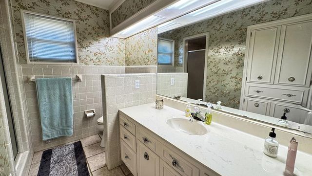 405 E Oak Wood Rd, Kerrville, TX 78028