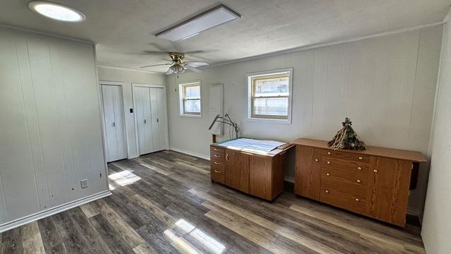 405 E Oak Wood Rd, Kerrville, TX 78028