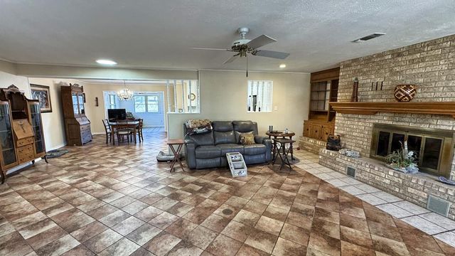 405 E Oak Wood Rd, Kerrville, TX 78028