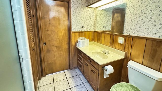 405 E Oak Wood Rd, Kerrville, TX 78028