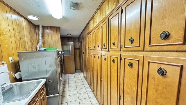 405 E Oak Wood Rd, Kerrville, TX 78028