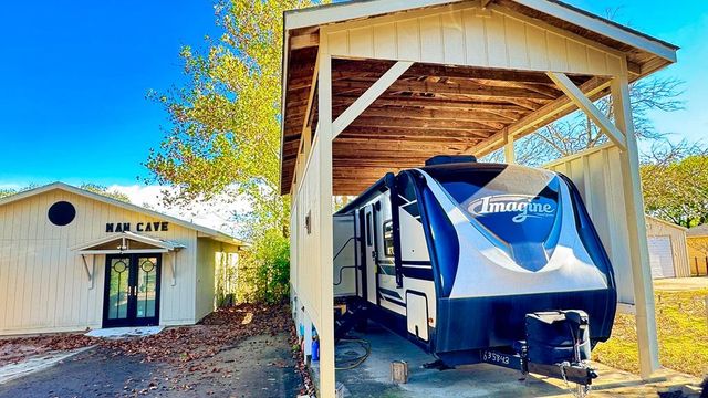 405 E Oak Wood Rd, Kerrville, TX 78028