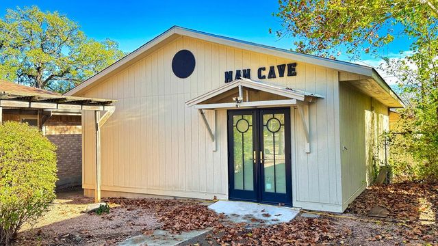 405 E Oak Wood Rd, Kerrville, TX 78028