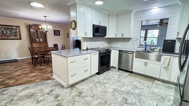 405 E Oak Wood Rd, Kerrville, TX 78028