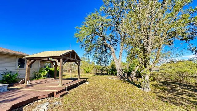 405 E Oak Wood Rd, Kerrville, TX 78028