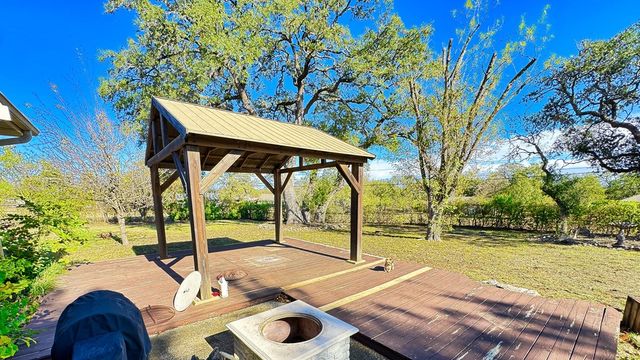 405 E Oak Wood Rd, Kerrville, TX 78028