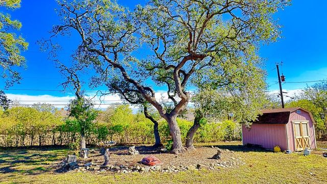 405 E Oak Wood Rd, Kerrville, TX 78028