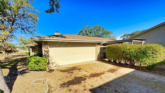 405 E Oak Wood Rd, Kerrville, TX 78028