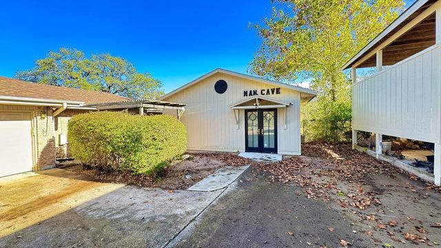 405 E Oak Wood Rd, Kerrville, TX 78028