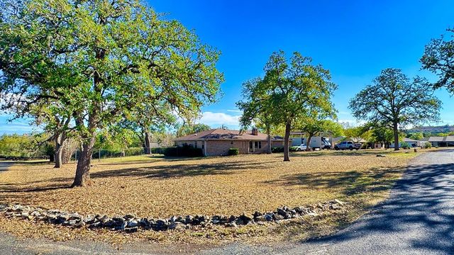 405 E Oak Wood Rd, Kerrville, TX 78028