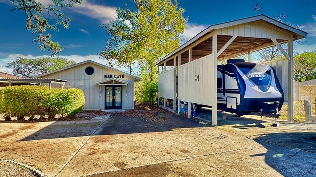 405 E Oak Wood Rd, Kerrville, TX 78028