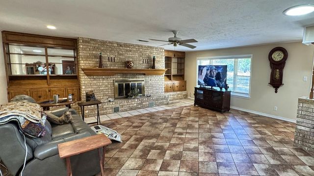 405 E Oak Wood Rd, Kerrville, TX 78028