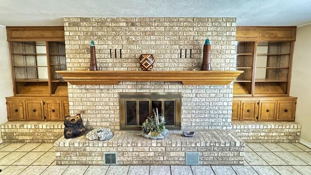 405 E Oak Wood Rd, Kerrville, TX 78028