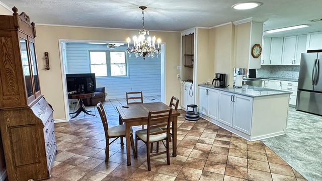 405 E Oak Wood Rd, Kerrville, TX 78028