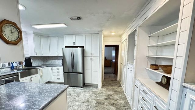 405 E Oak Wood Rd, Kerrville, TX 78028