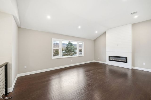 550 Ramapo Valley Rd, Oakland Boro, NJ 07436