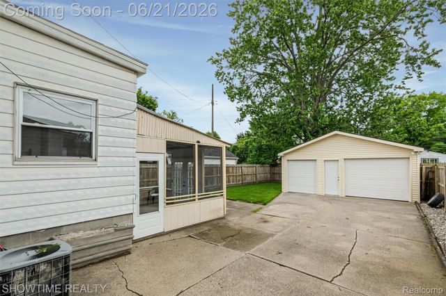 26518 Hollywood Street, Roseville, MI 48066