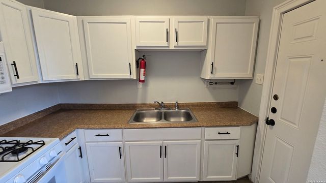 1802 W Gramercy Pl Apt 1, San Antonio, TX 78201