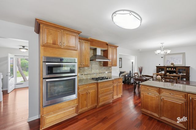 750 Dunhill Drive, Buffalo Grove, IL 60089