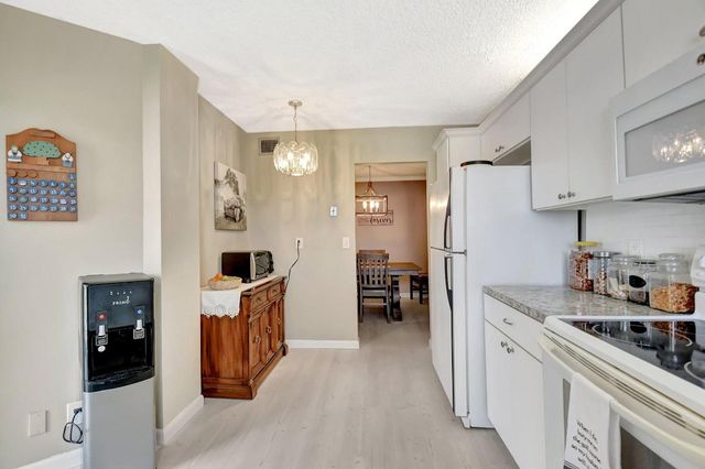 3951 Via Poinciana 415, Lake Worth, FL 33467