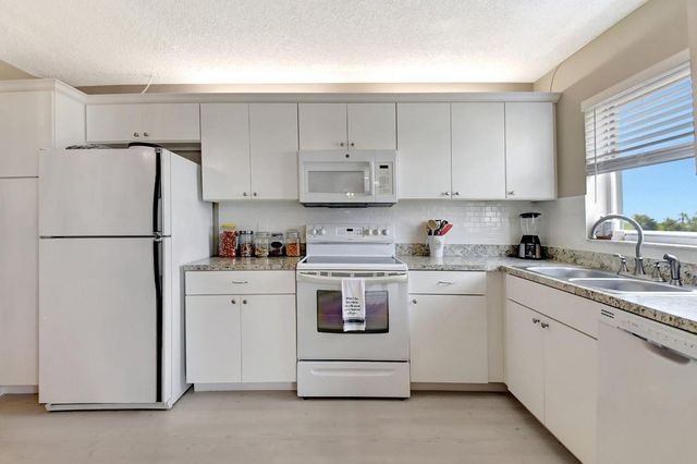 3951 Via Poinciana 415, Lake Worth, FL 33467