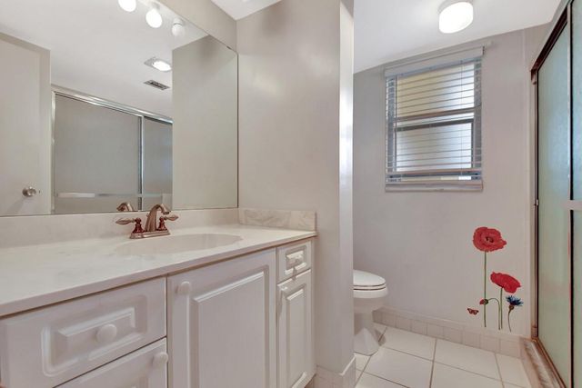 3951 Via Poinciana 415, Lake Worth, FL 33467