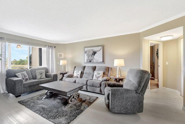 3951 Via Poinciana 415, Lake Worth, FL 33467