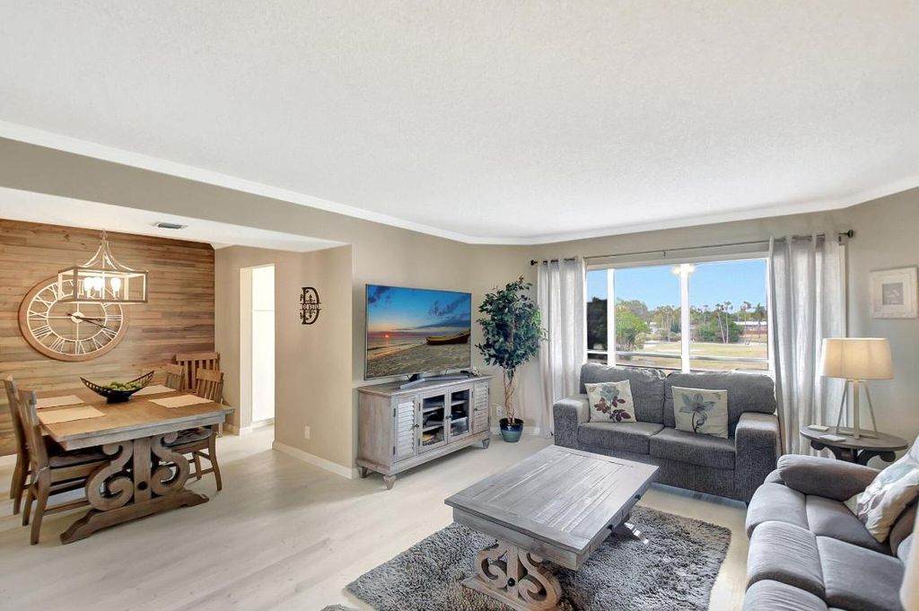 3951 Via Poinciana 415, Lake Worth, FL 33467