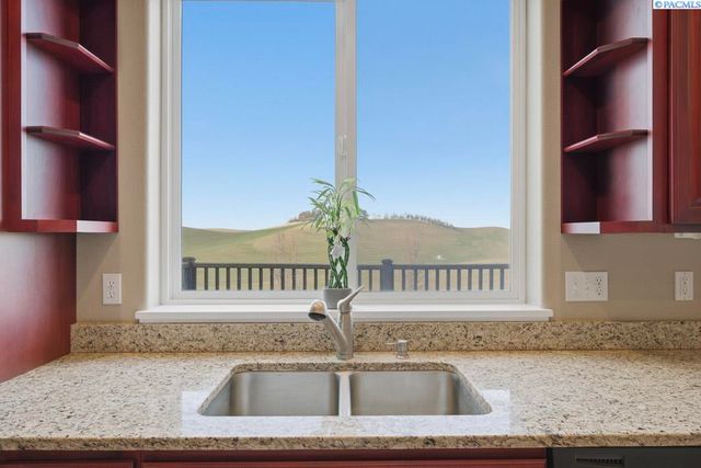 820 NW Palouse View Ct, Pullman, WA 99163