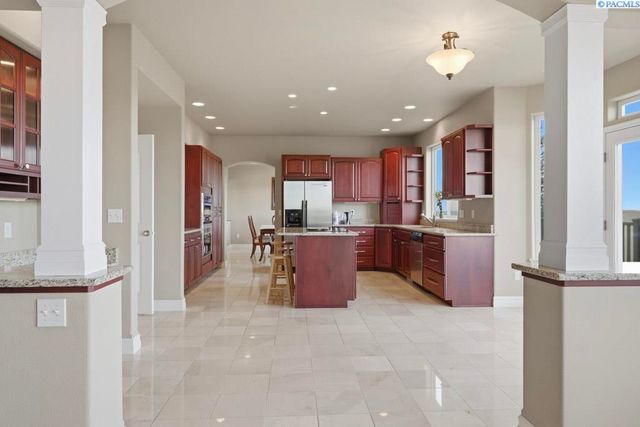 820 NW Palouse View Ct, Pullman, WA 99163