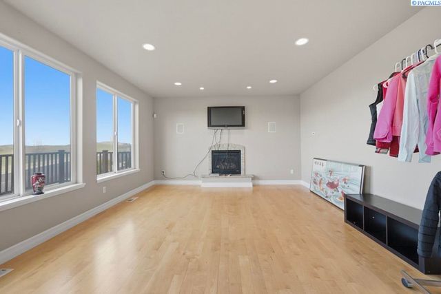 820 NW Palouse View Ct, Pullman, WA 99163