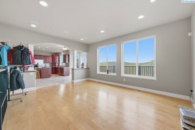 820 NW Palouse View Ct, Pullman, WA 99163