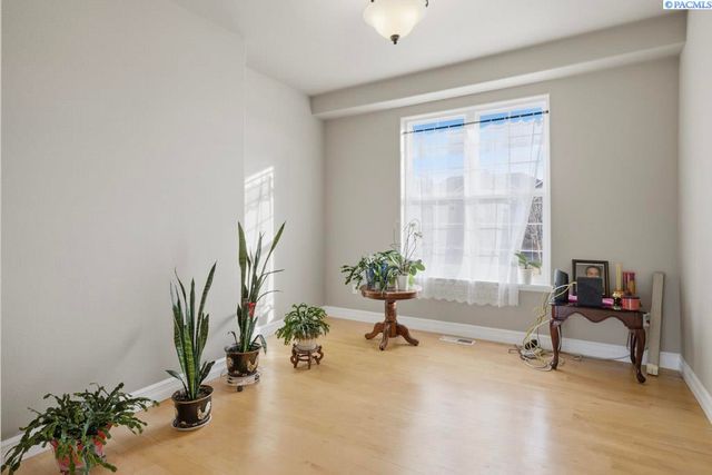 820 NW Palouse View Ct, Pullman, WA 99163