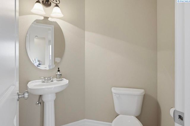 820 NW Palouse View Ct, Pullman, WA 99163