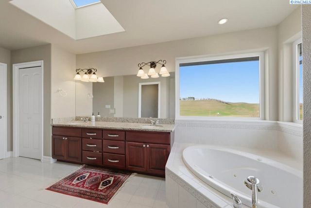 820 NW Palouse View Ct, Pullman, WA 99163