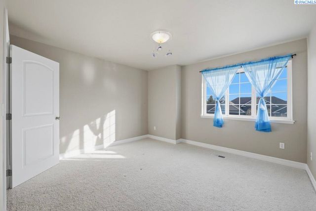 820 NW Palouse View Ct, Pullman, WA 99163