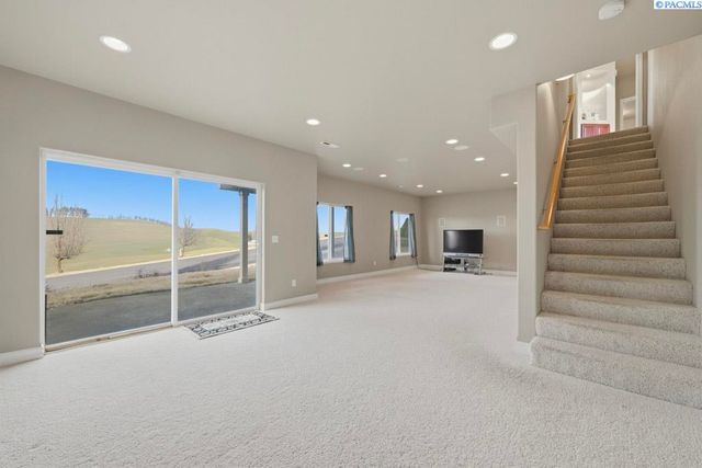 820 NW Palouse View Ct, Pullman, WA 99163
