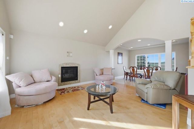 820 NW Palouse View Ct, Pullman, WA 99163