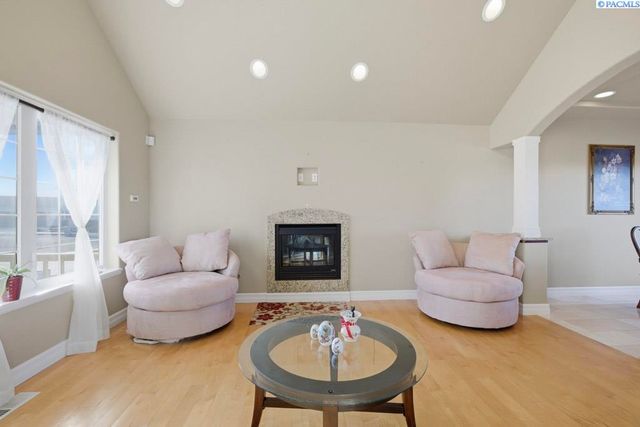 820 NW Palouse View Ct, Pullman, WA 99163