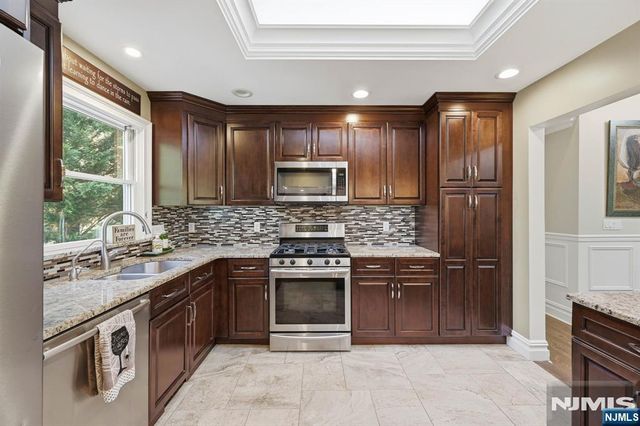 9 Ponderosa Place, West Milford, NJ 07421
