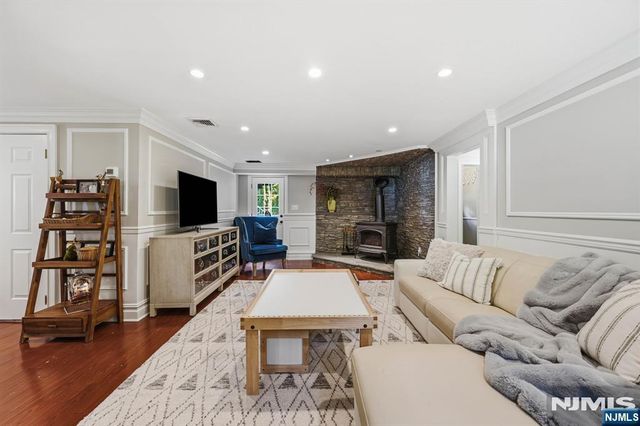 9 Ponderosa Place, West Milford, NJ 07421