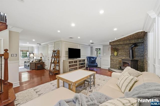 9 Ponderosa Place, West Milford, NJ 07421