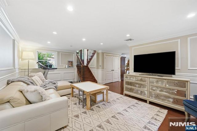 9 Ponderosa Place, West Milford, NJ 07421