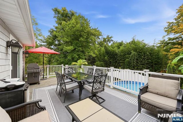 9 Ponderosa Place, West Milford, NJ 07421