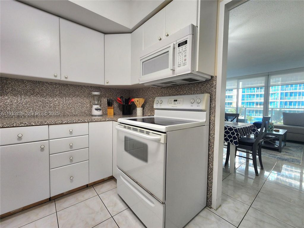 Image 10 of property listing at 3505 S Ocean Dr 508, Hollywood, FL 33019