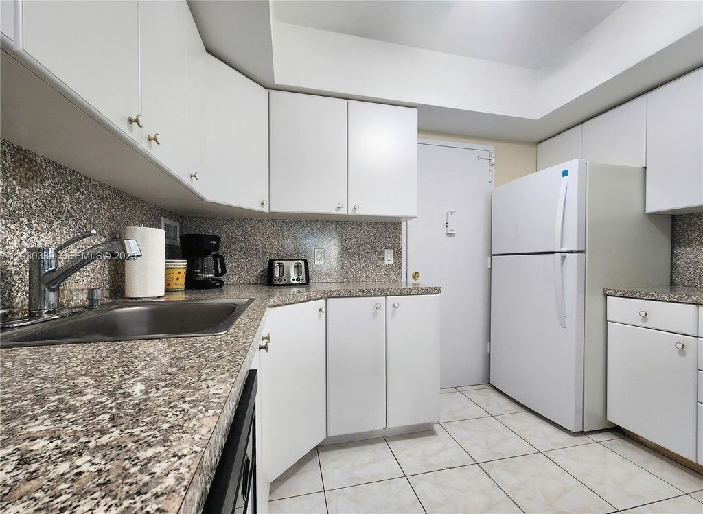 Image 8 of property listing at 3505 S Ocean Dr 508, Hollywood, FL 33019