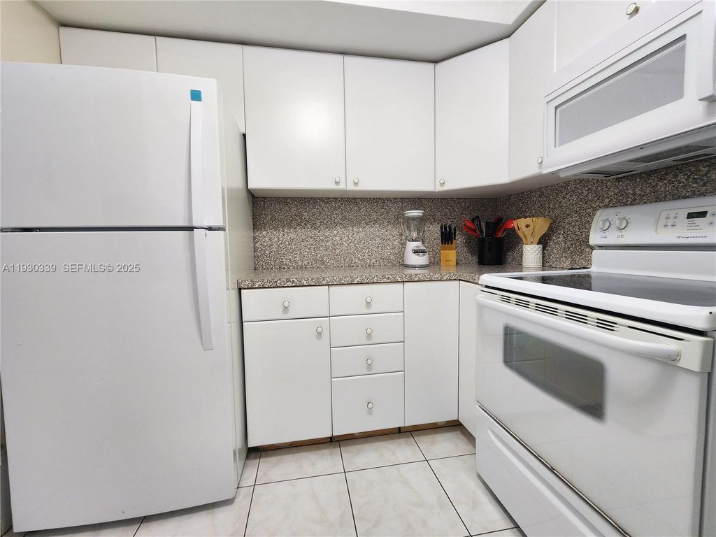 Image 9 of property listing at 3505 S Ocean Dr 508, Hollywood, FL 33019
